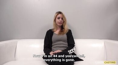 Amatérka sa odhaľuje a predvádza svoju nahotu pred kamerou