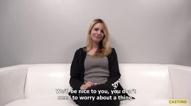 Amatérka sa odhaľuje a predvádza svoju nahotu pred kamerou