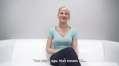 Nadržená amatérka ukazuje svoju mokrú kundu na žhavom castingu