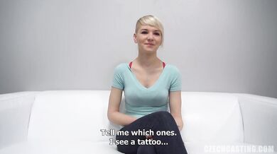 Nadržená amatérka ukazuje svoju mokrú kundu na žhavom castingu