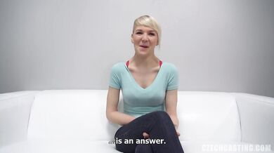 Nadržená amatérka ukazuje svoju mokrú kundu na žhavom castingu