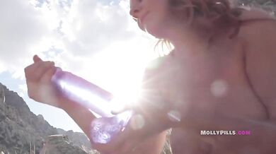 Molly Pills na túre a jej hriešne vyvrcholenie uprostred hôr