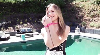 Anya Olsen a jej intenzívne análne rozťahovanie pred kamerou