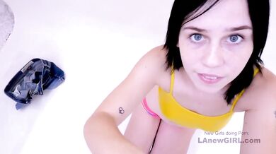 Sexy roztomilá tínedžerka si na castingu s chuťou berie do úst poriadny penis