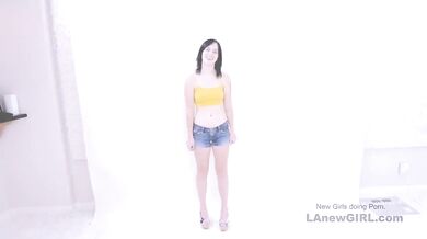 Sexy roztomilá tínedžerka si na castingu s chuťou berie do úst poriadny penis