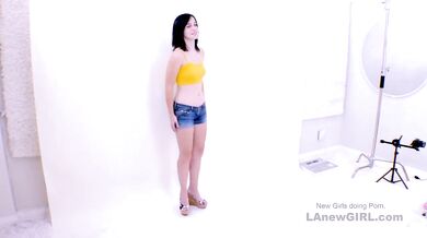 Sexy roztomilá tínedžerka si na castingu s chuťou berie do úst poriadny penis