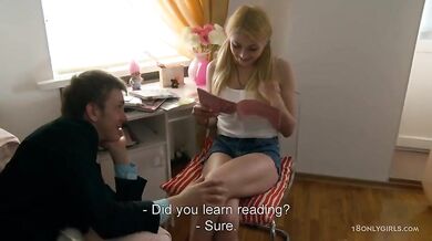 Stydlivá tínedžerka si nechala poriadne roztiahnuť zadoček v hriešnej akcii