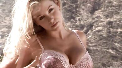 Blonďavá kráska Alisha King si dráždi kundu prstami