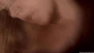 Blonďavá kráska Alisha King si dráždi kundu prstami