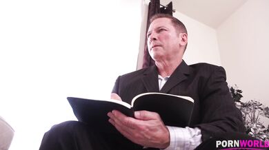 Nadržaná blondínka ukazuje svoje hriešne telo v detailnej prehliadke