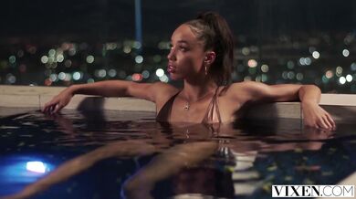 Nadržaná študentka Alexis Tae a jej prvý drsný anál na internáte