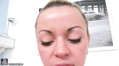 Dráždivý striptíz zakončený masturbáciou análu