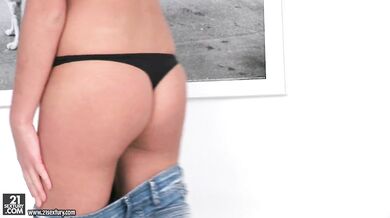 Dráždivý striptíz zakončený masturbáciou análu