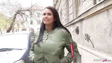 Chloe Lamour a jej výstavné silikóny v dráždivej prehliadke