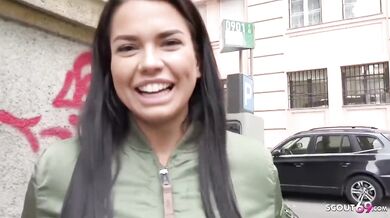 Chloe Lamour a jej výstavné silikóny v dráždivej prehliadke