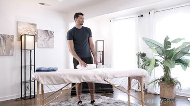 Sexy Chanel Camryn si užíva masáž od nevlastného otca