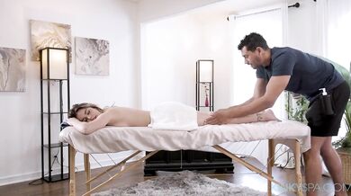 Sexy Chanel Camryn si užíva masáž od nevlastného otca