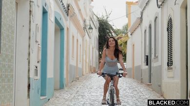 Eva Blume si vychutnáva tvrdú jebačku a čierny penis