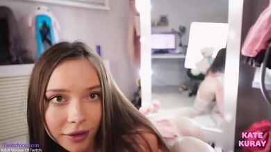 Kate Kuray si užíva penis z pohľadu prvej osoby so svojím obľúbeným chvostom v zadku