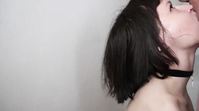 Nadržaná kráska s krátkym zostrihom predvádza majstrovskú jazdu v polohe na koníka