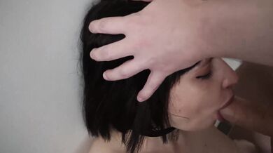 Nadržaná kráska s krátkym zostrihom predvádza majstrovskú jazdu v polohe na koníka