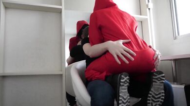 Nadržaná kráska s krátkym zostrihom predvádza majstrovskú jazdu v polohe na koníka