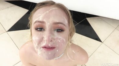 Natalia Queen si podala partu chlapov a nechala sa celá zlýskať semenom