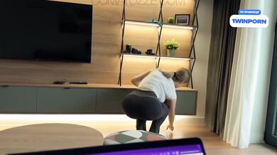 Sexy slúžtička v uniforme urobí čokoľvek, aby ju nevyhodili