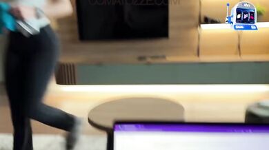 Sexy slúžtička v uniforme urobí čokoľvek, aby ju nevyhodili