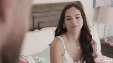 Rebelka Dakota Tyler hľadá otcovskú lásku v náručí dominantných chlapov