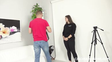 Nadržaná Češka Taylee Wood ukazuje svoju oholenú kundičku a berie si penis až do krku