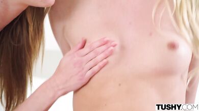 Kenna James a jej kamarátka v akcii, ktorá končí tvrdým análom a spoločným striekaním