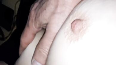 Sexy manželka a susedove nenechavé prsty na jej bradavkách