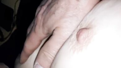 Sexy manželka a susedove nenechavé prsty na jej bradavkách