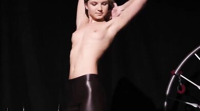 Doris Ivy a jej hriešny troják plný double penetrácie a striekania