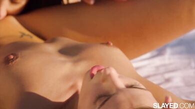 Sexy české hviezdy a ich vášnivé lízanie v hrejivom svetle zapadajúceho slnka