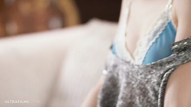 Leona Mia ti ukáže svoju ružovú dierku v detailnom zábere