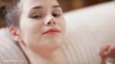 Leona Mia ti ukáže svoju ružovú dierku v detailnom zábere