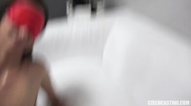 Mrdanie 28-ročnej amatérky so zaviazanými očami