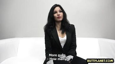 Mrdanie čiernovlásky na castingu