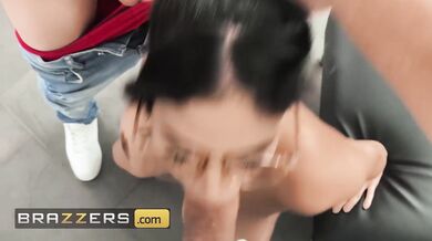 Sexy kráska s veľkými kozami sa nechala ošukať dvoma spolubývajúcimi