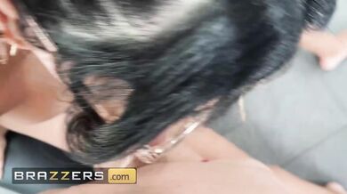 Sexy kráska s veľkými kozami sa nechala ošukať dvoma spolubývajúcimi