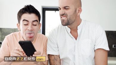 Sexy kráska s veľkými kozami sa nechala ošukať dvoma spolubývajúcimi