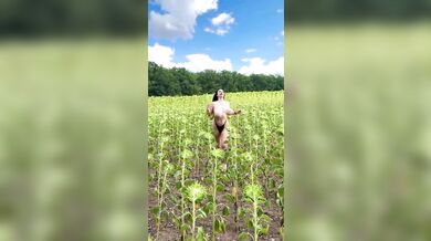 Pohľad na veľké prírodné prsia pri tvrdom mrdaní