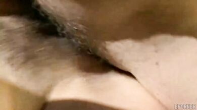 Dva penisy v jednej babe pri bazéne vo vintage štýle