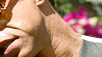 Dva penisy v jednej babe pri bazéne vo vintage štýle