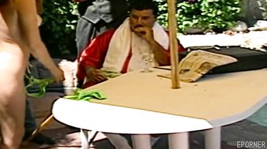 Dva penisy v jednej babe pri bazéne vo vintage štýle