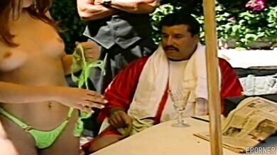 Dva penisy v jednej babe pri bazéne vo vintage štýle