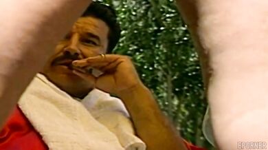 Dva penisy v jednej babe pri bazéne vo vintage štýle