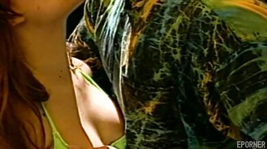 Dva penisy v jednej babe pri bazéne vo vintage štýle